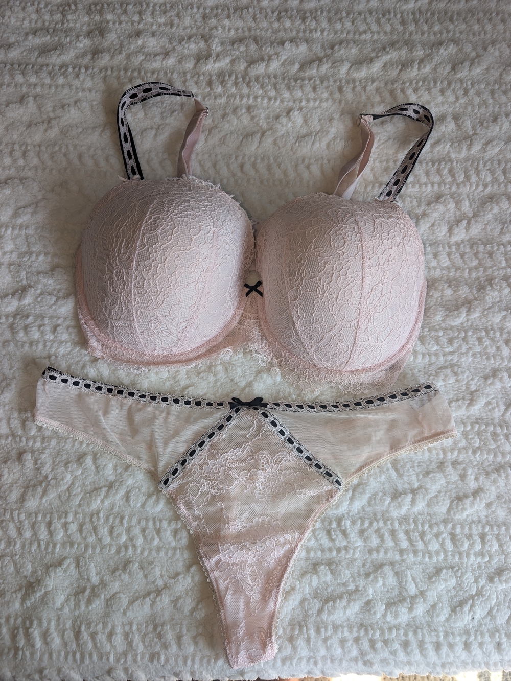 Victoria's Secret Light Pink Lace Push-Up Bra & Thong Set
